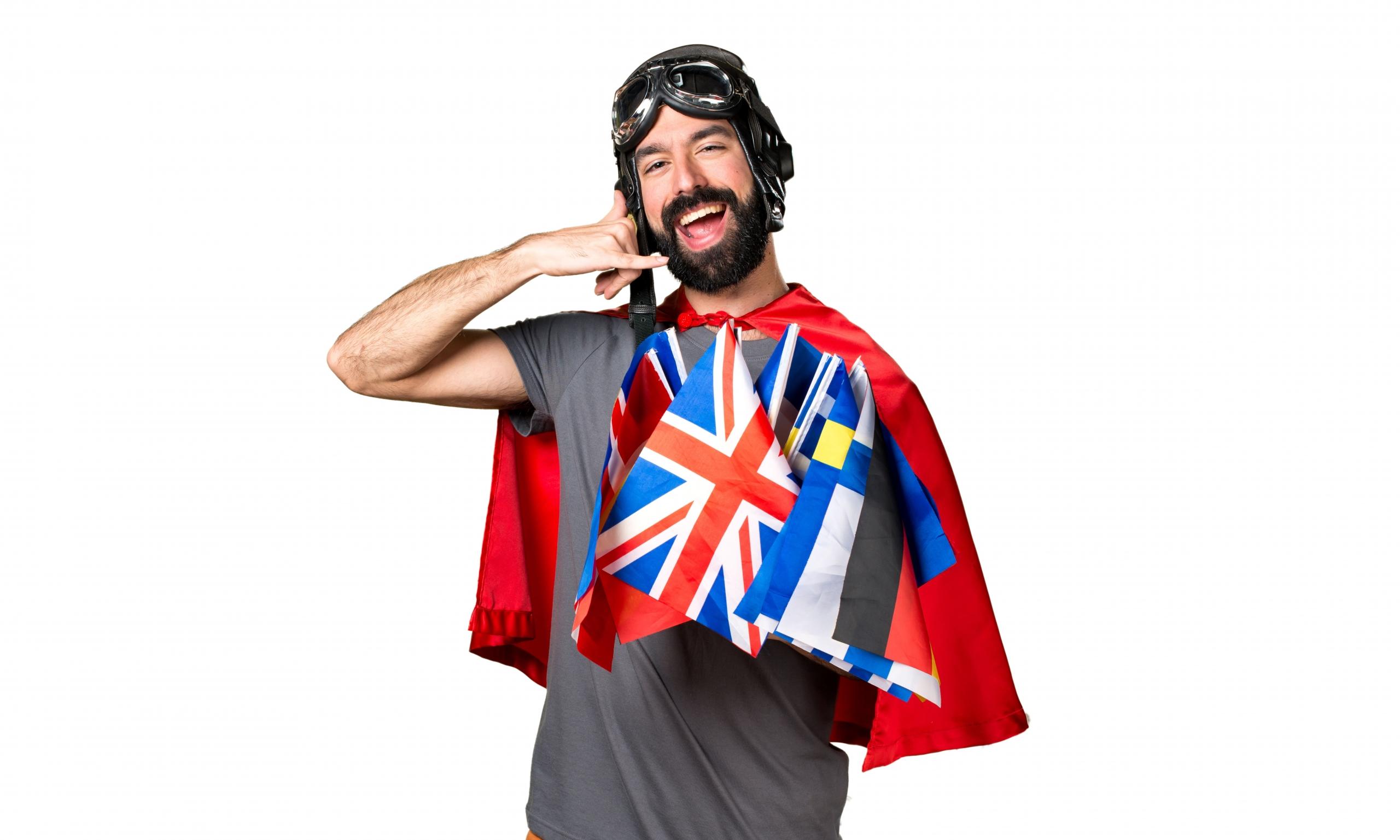hombre con una capa de heroe con una bandera inglesa en la mano
