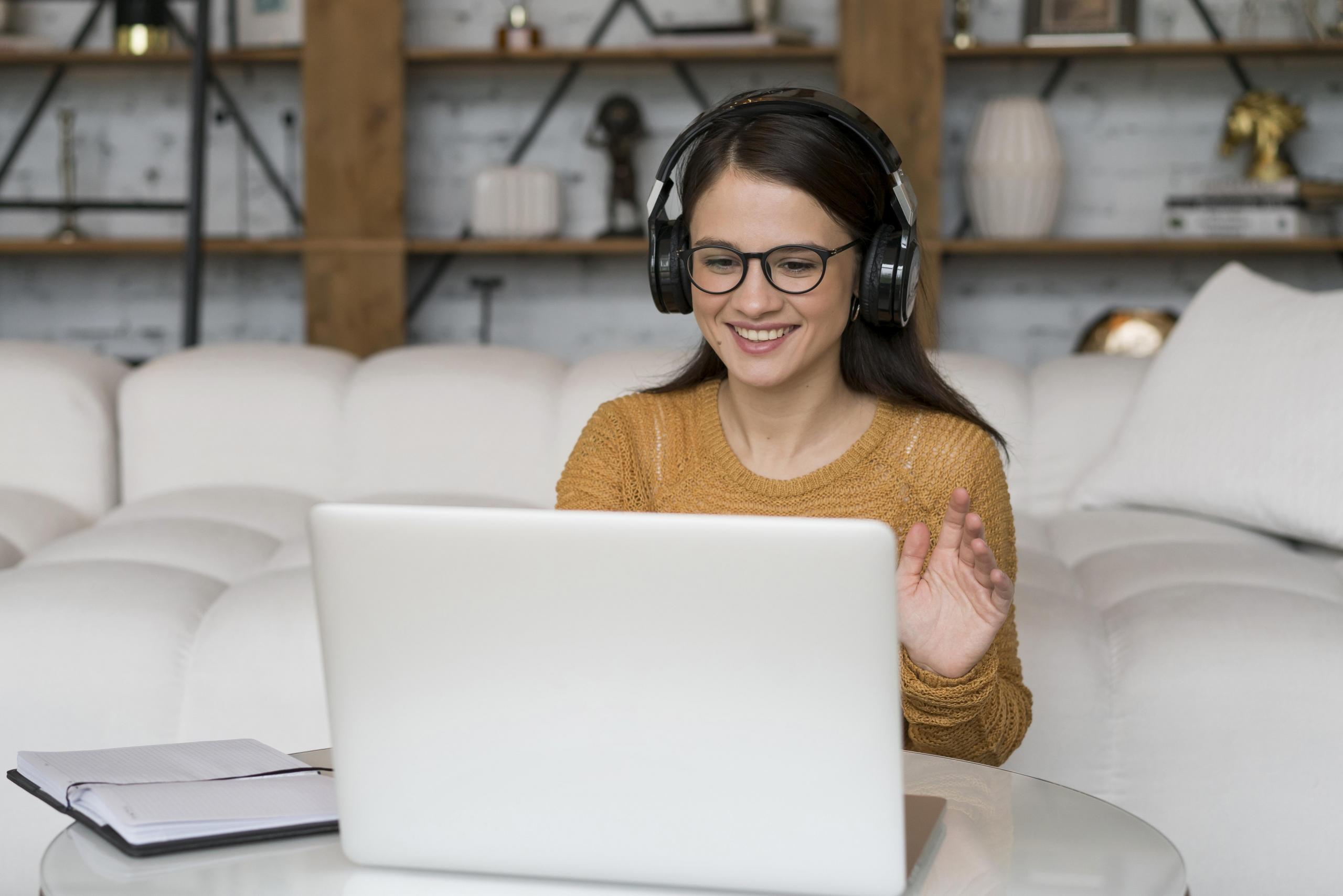 mujer tomando clases virtuales en laptop