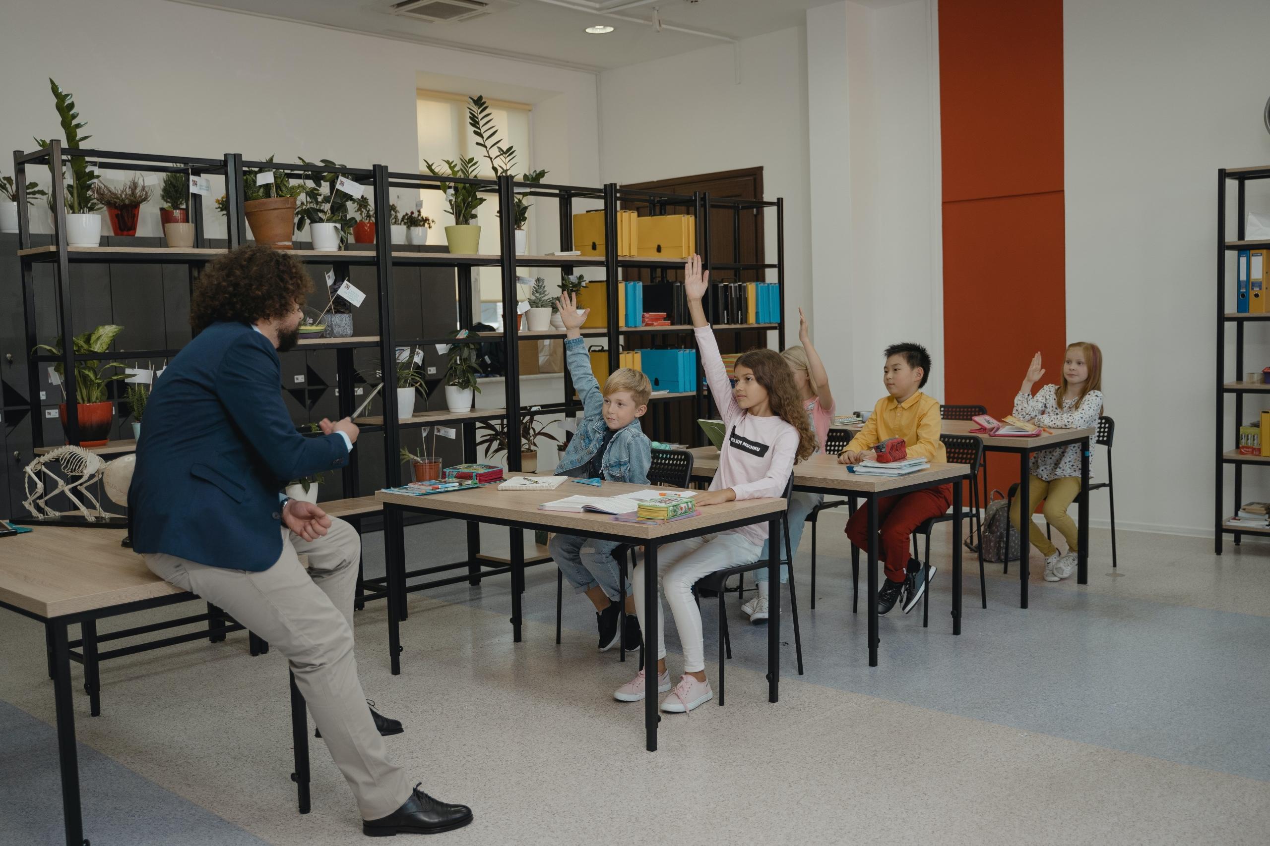 Profesor en clase con un pequeño grupo de niños