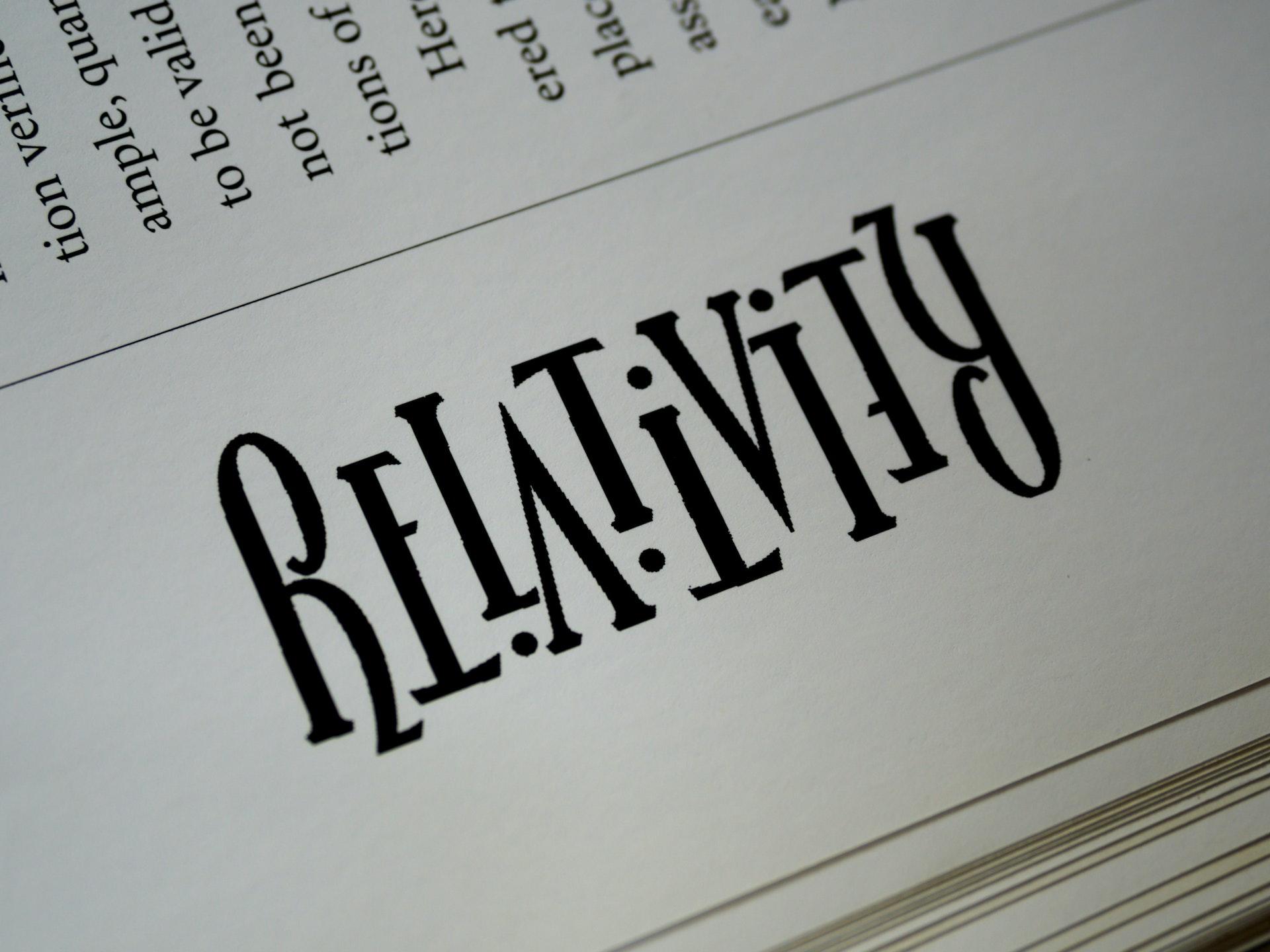 Palabra Relativity escrita en un periódico