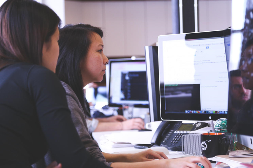 dos chicas trabajando en una computadora