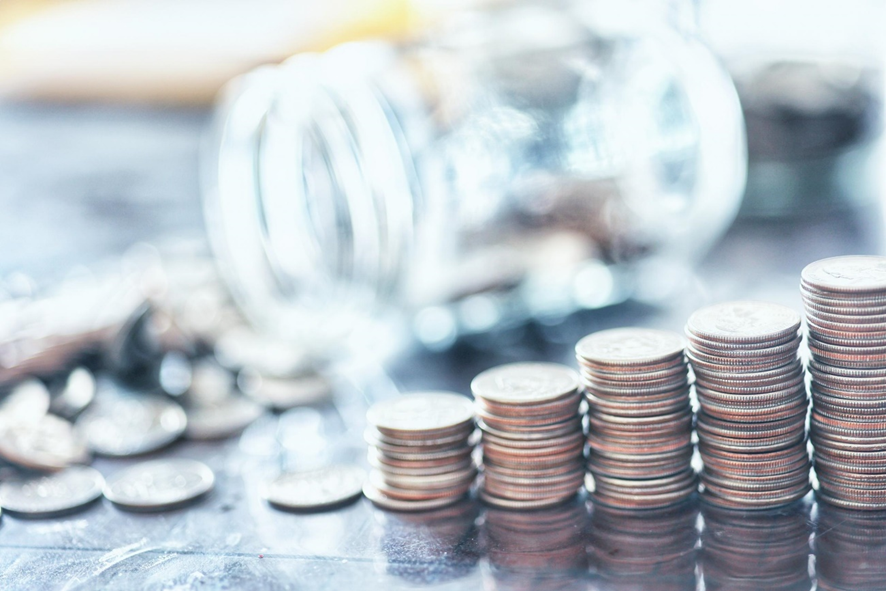 monedas apiladas en pequeñas torres