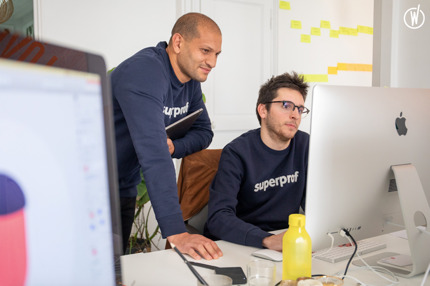 miembros del equipo superprof trabajando en una computadora de escritorio