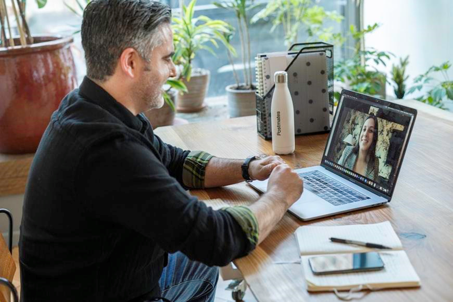 señor en videollamada con su superprofe