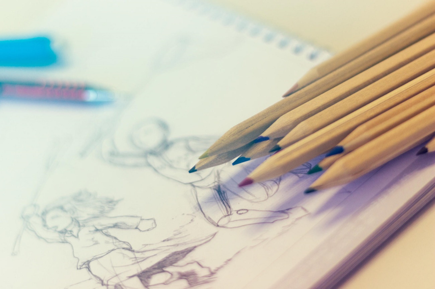 lapices de colores sobre boceto en papel