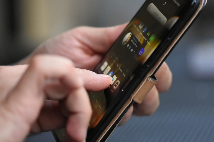 Hombre entrando a la google play de su celular