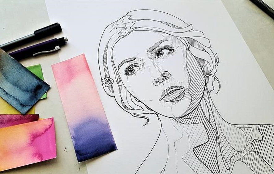 Dibujo de una mujer con marcadores y pruebas de acuarela alrededor