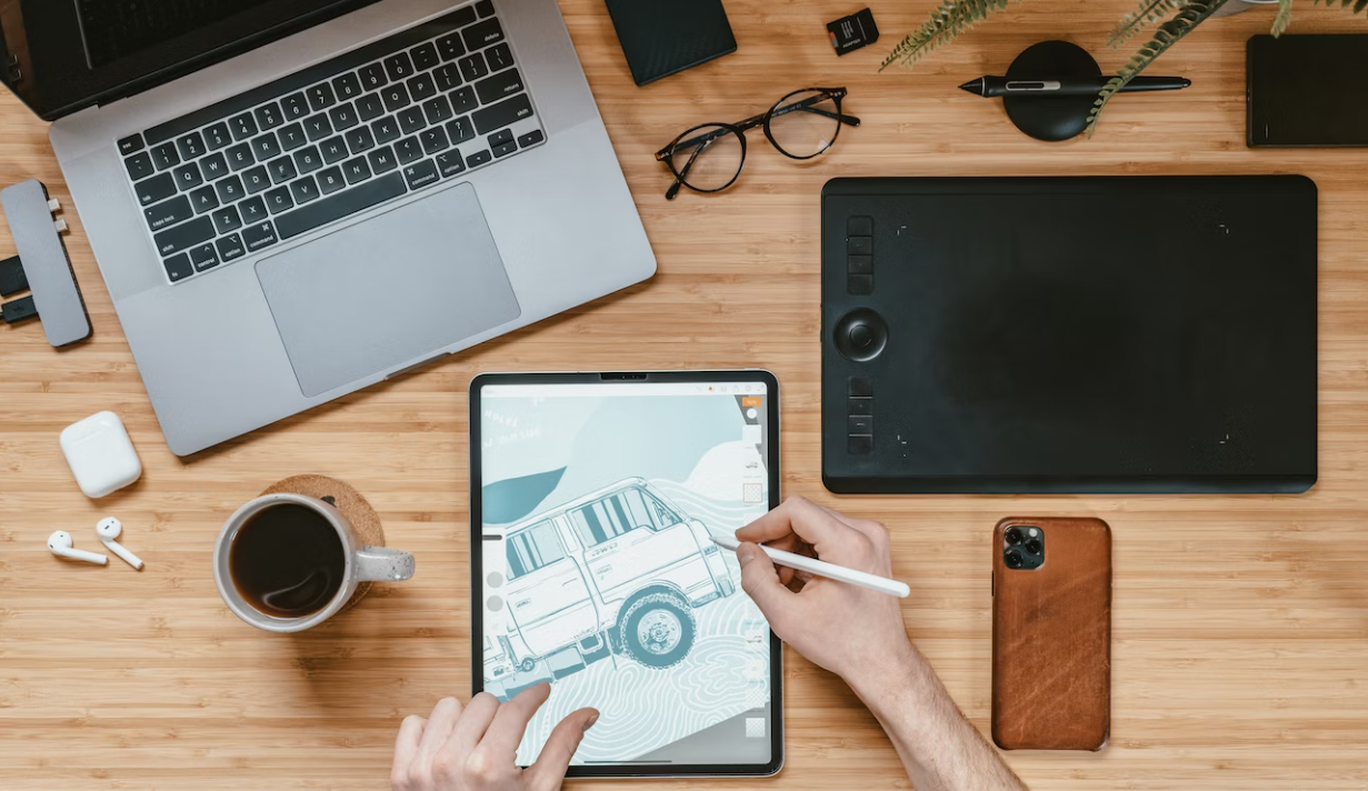 Escritorio con todos los accesorios y equipos para dibujar digitalmente