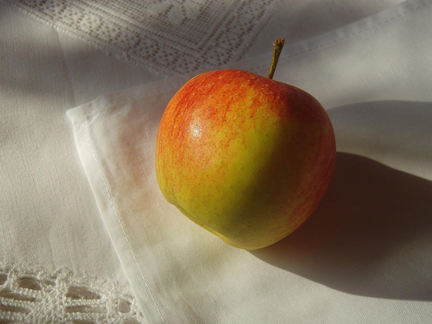 Una foto de una manzana