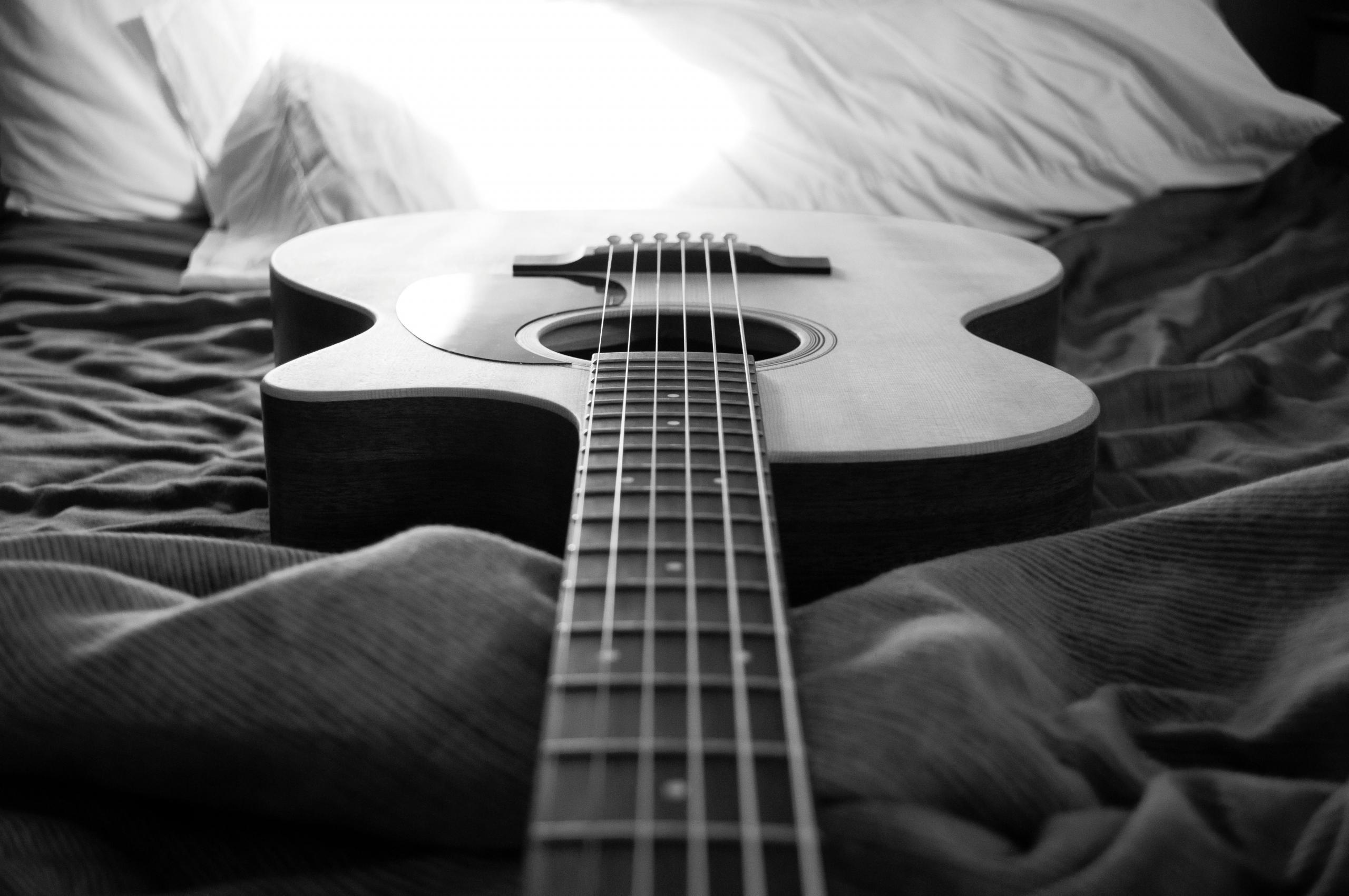 guitarra en la cama