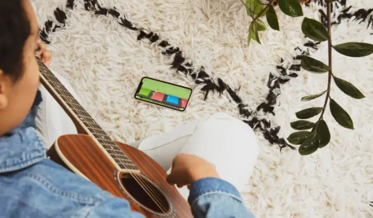 vista cenital de un hombre tocando su guitarra