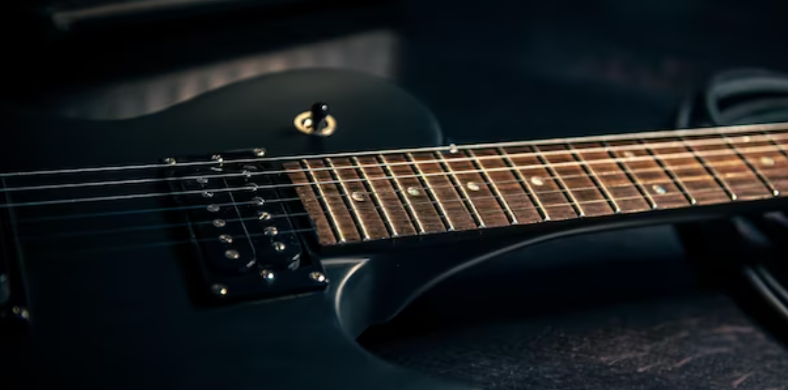 Guitarra negra eléctrica sobre una mesa