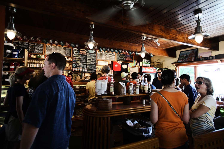 bar inglés lleno de pizarrones y gente