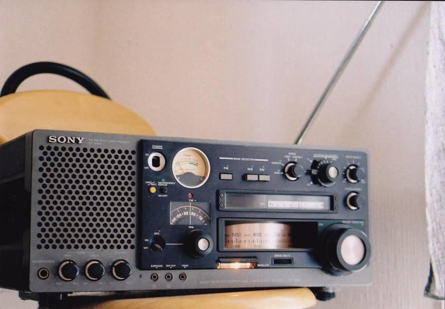 radio negra noventera sobre una silla
