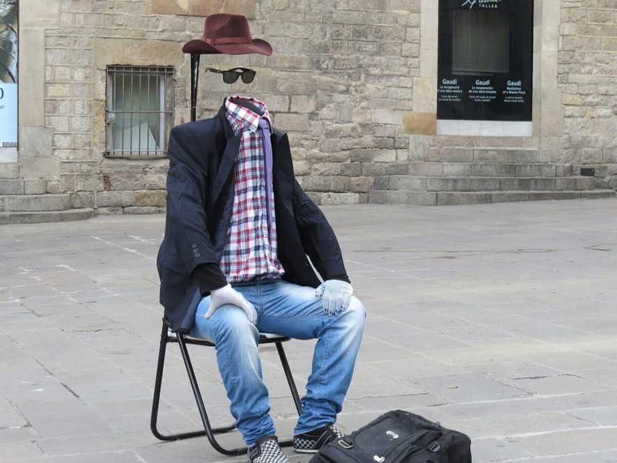 hombre invisible en una silla con ropa, gafas y hasta un sombrero flotante