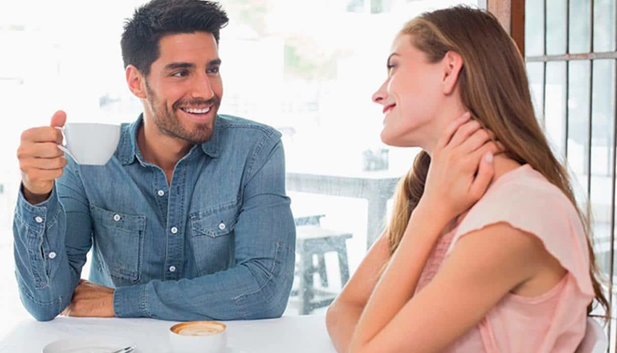 pareja tomando conversando mientras toman un cafe