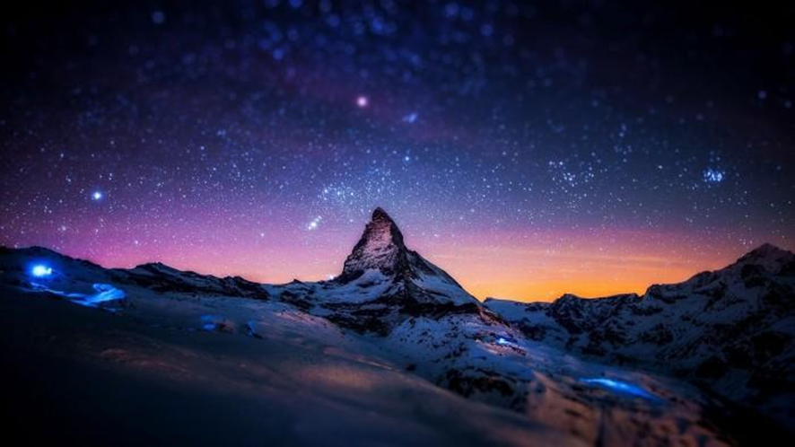 Paisaje de montaña con las estrellas