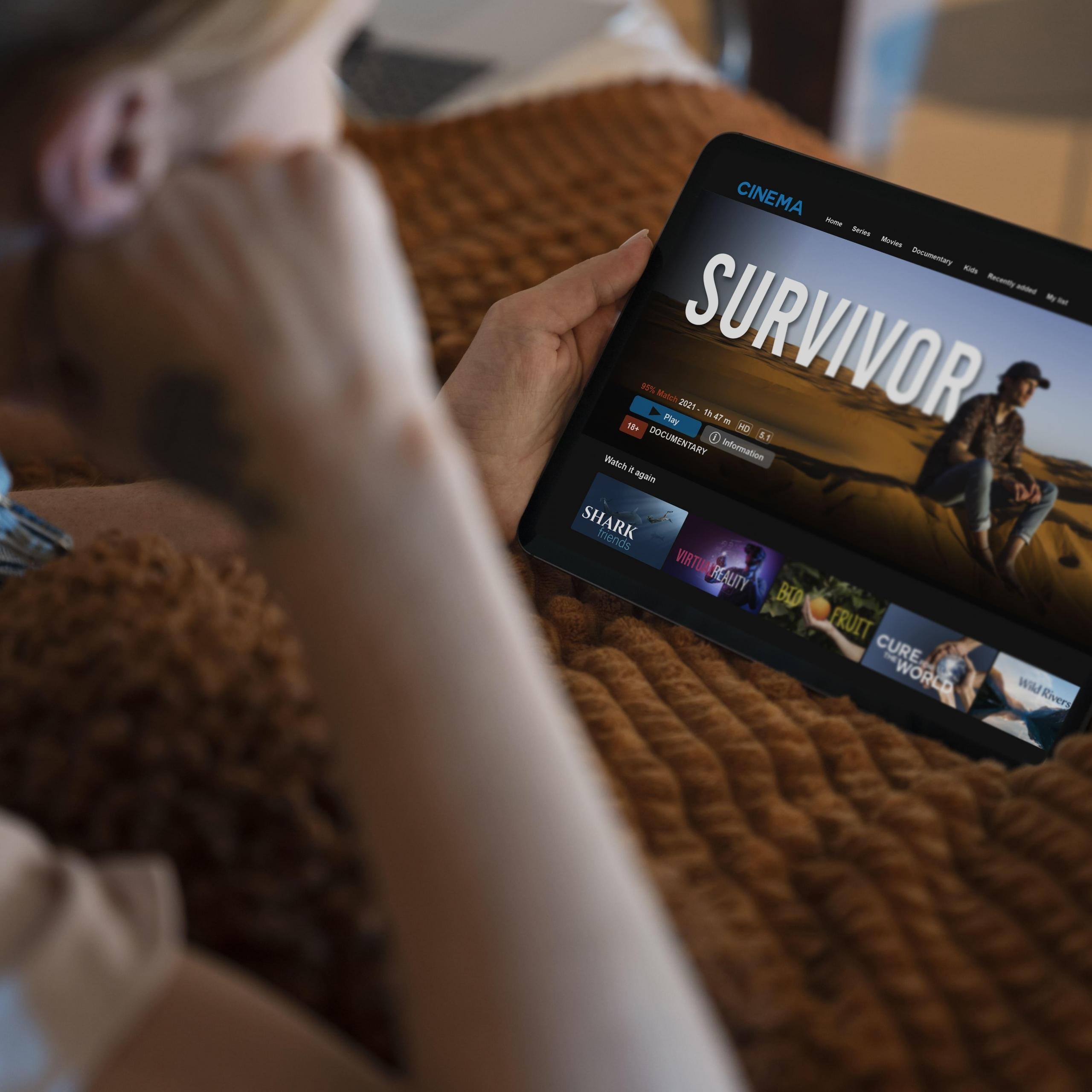 chica eligiendo una pelicula en su tablet