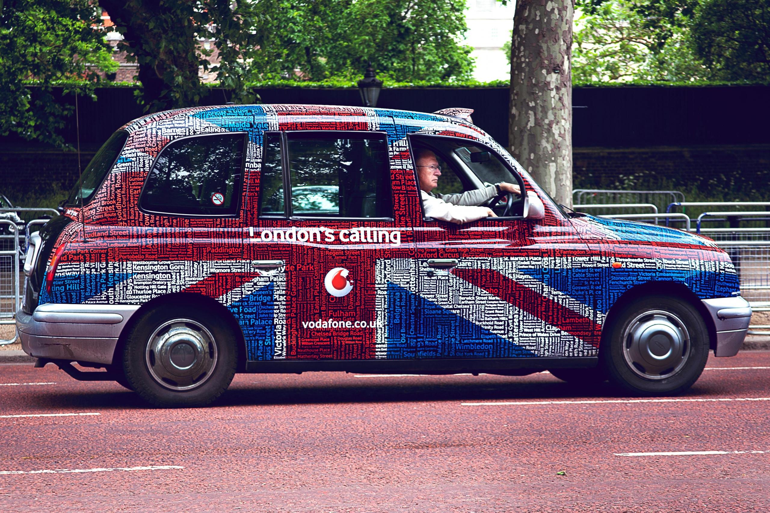 un auto con los colores de la bandera del reino unido