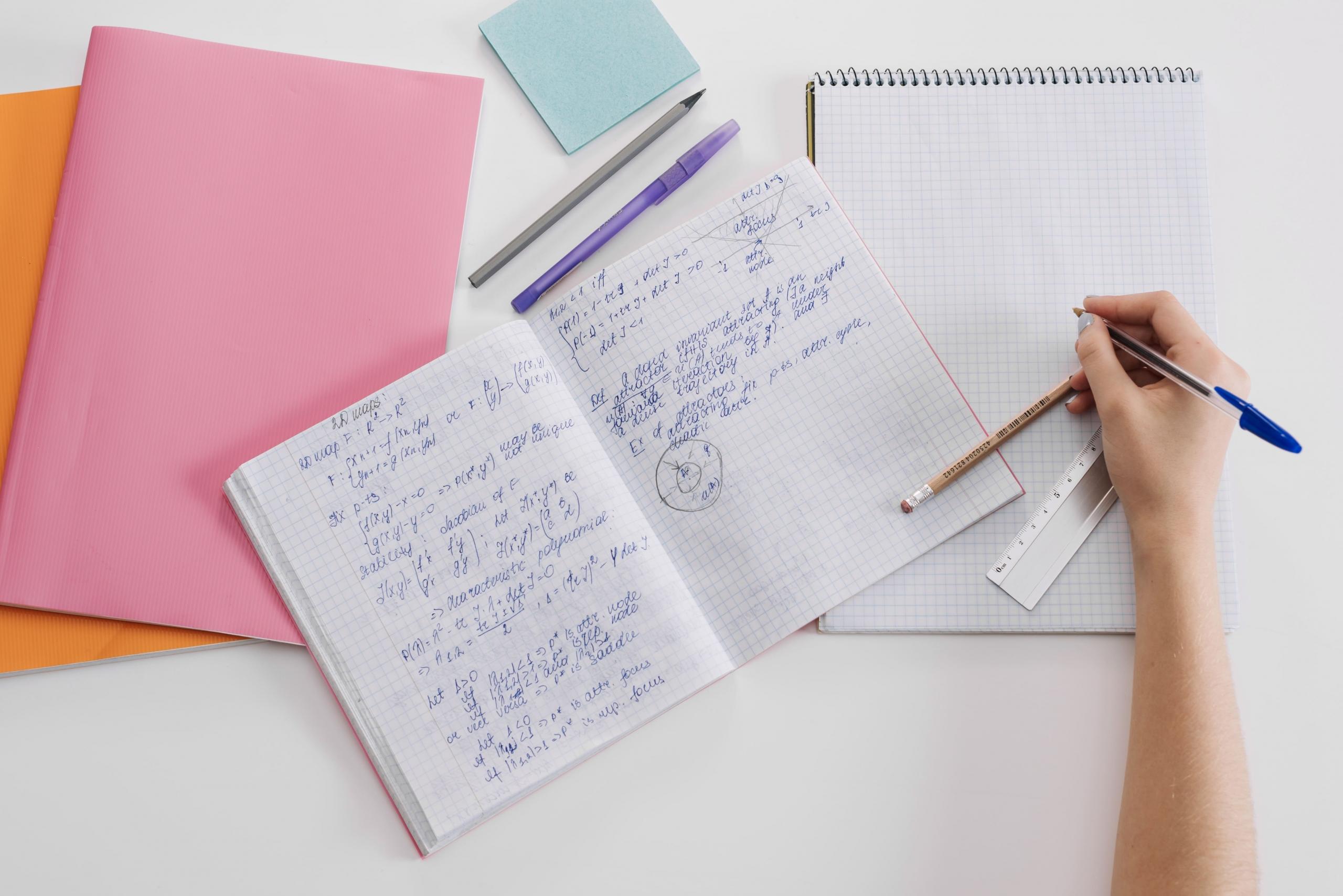 Persona escribiendo un cuaderno