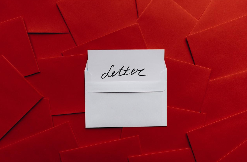 Imagen de una carta con la palabra letter.