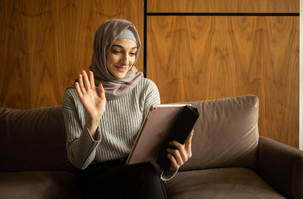 Mujer despidiéndose en una videollamada.