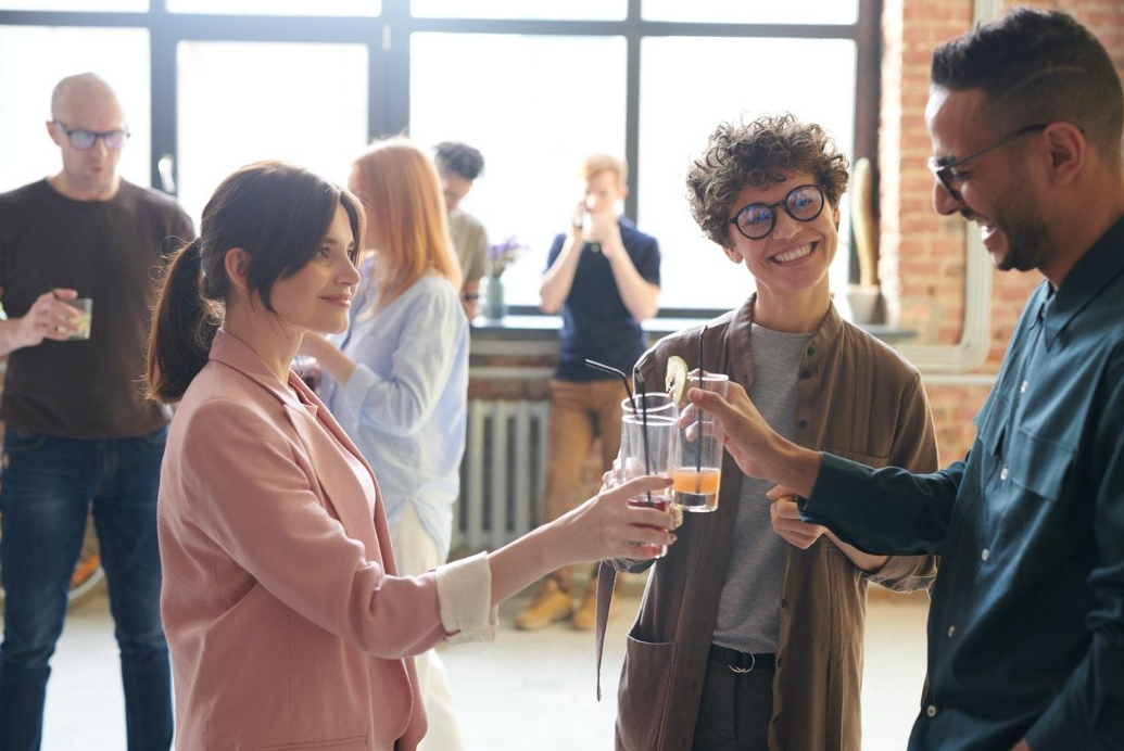 Tres personas hablando en un ambiente distentido.