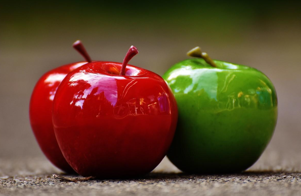 Una manzana verde y roja