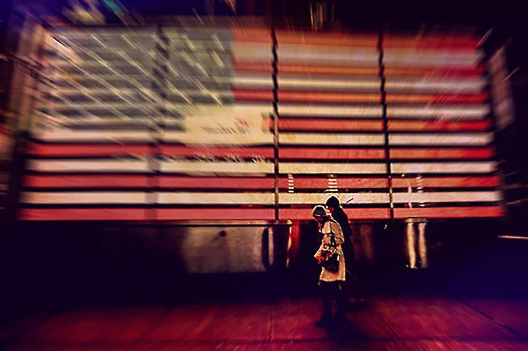 dos personas caminando por la calle