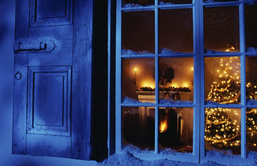 Foto tomada desde afuera a una casa con adornos navideños