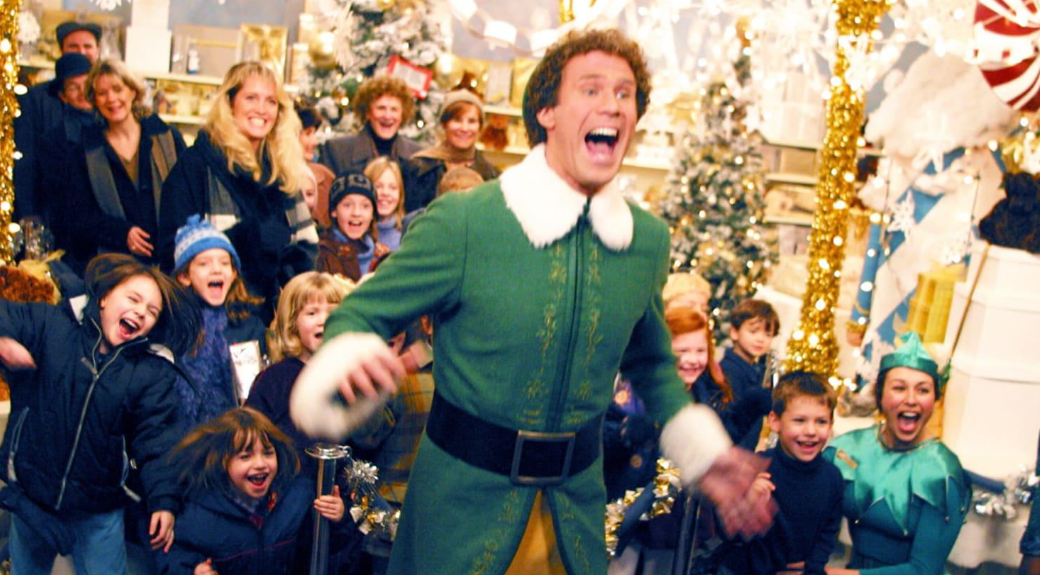 Un hombre vestido de duende animando a niños por la navidad