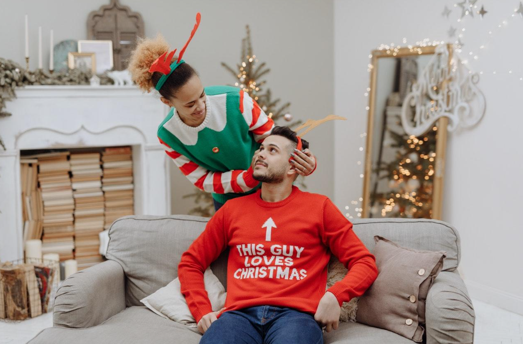 Una chica poniéndole el disfraz por navidad