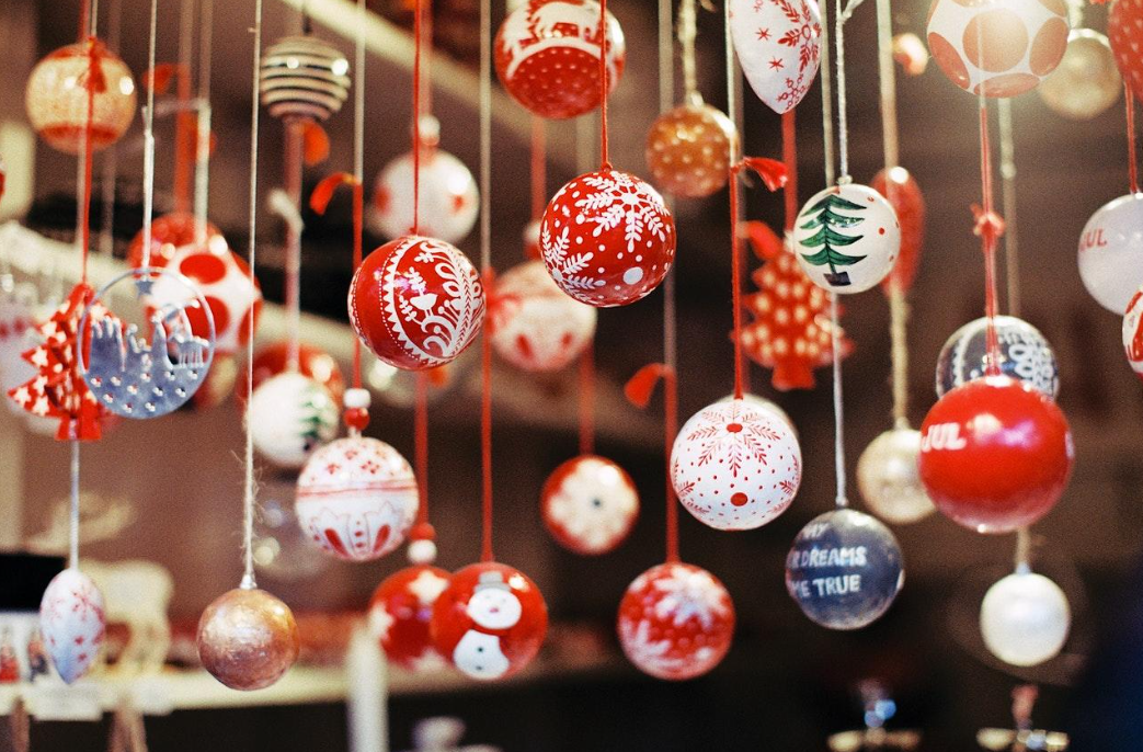 Adornos navideños colgados
