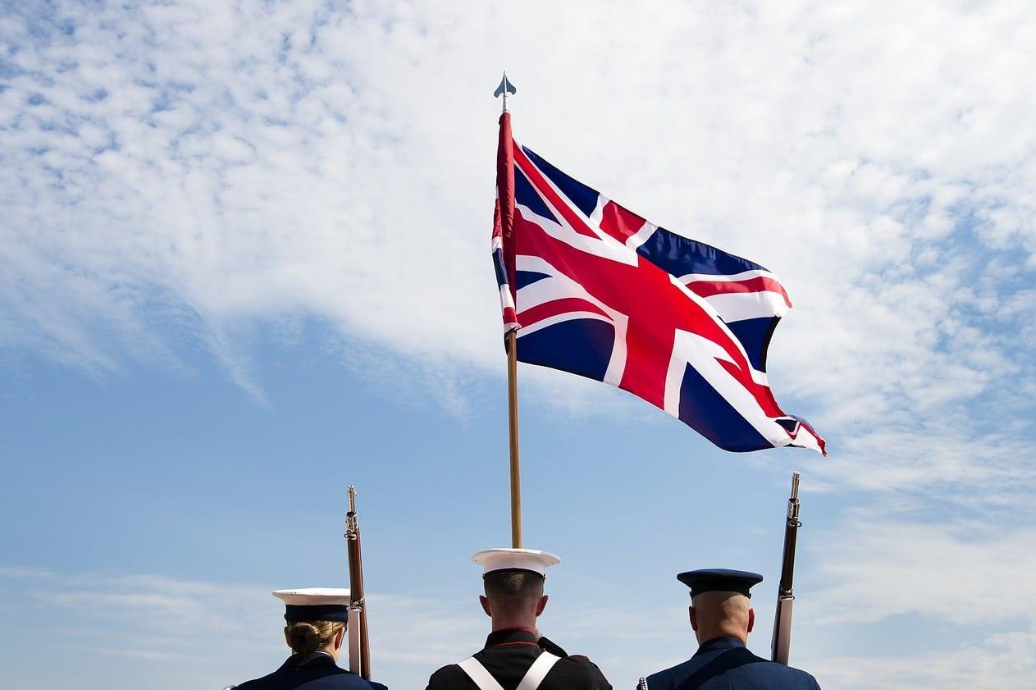 3 soldados con la bandera de Reino unido