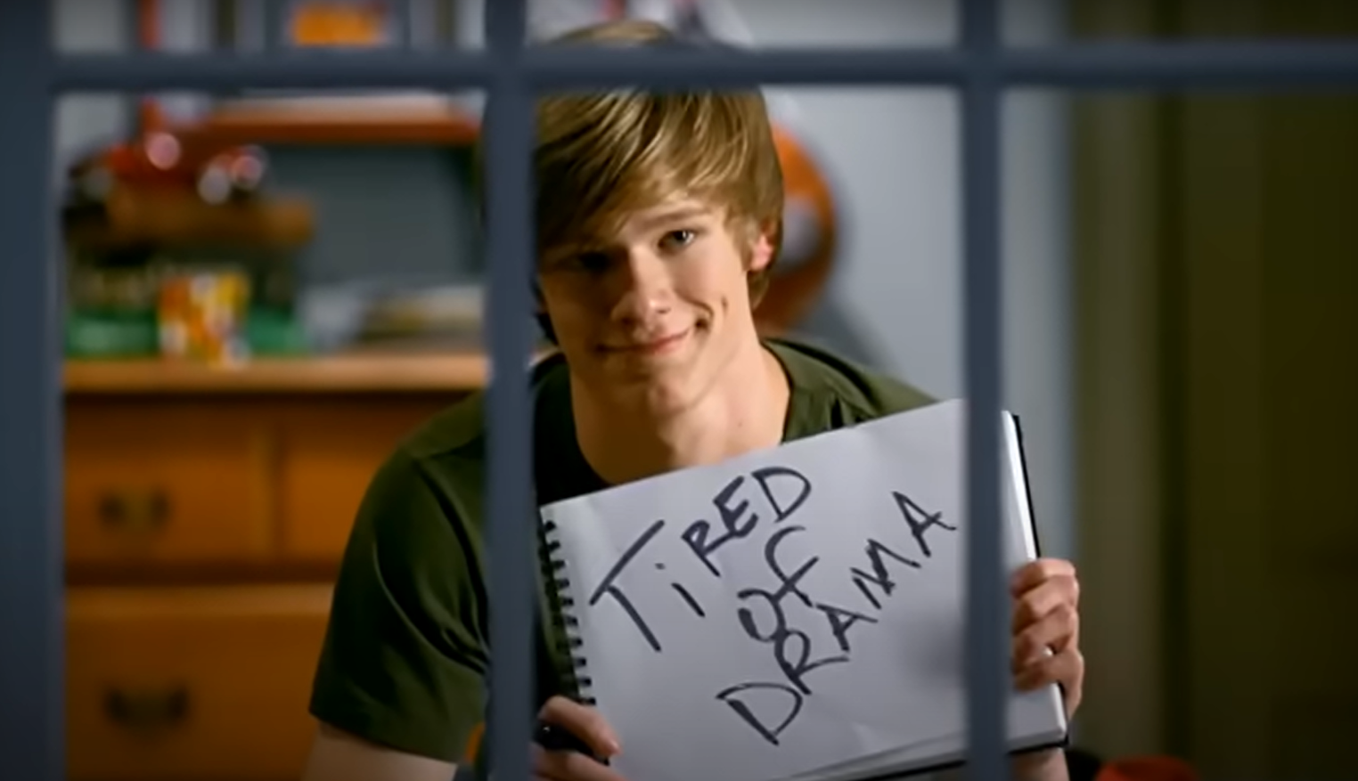 Hombre con un cartel "Tired of Drama¨