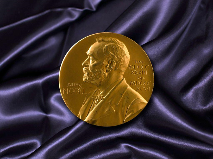 moneda dorada de Galena con el reconocimiento del premio nobel.