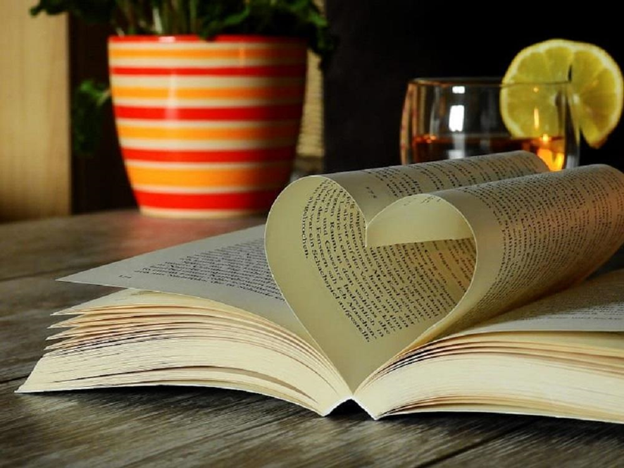 libro abierto con dos paginas formando un corazon