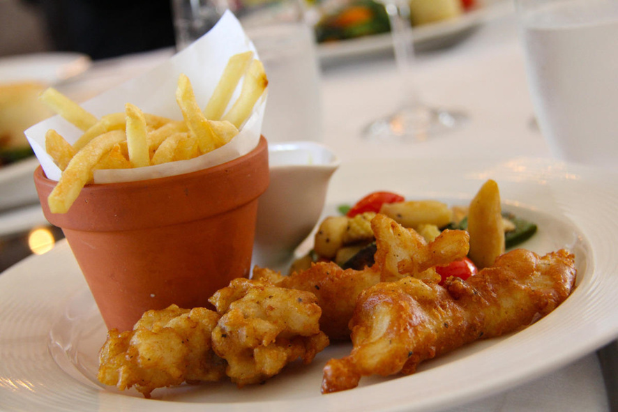 plato inglés de trozos de pescado y papas fritas