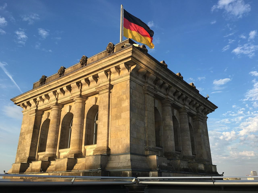 monumento con bandera de alemania flameando en lo alto