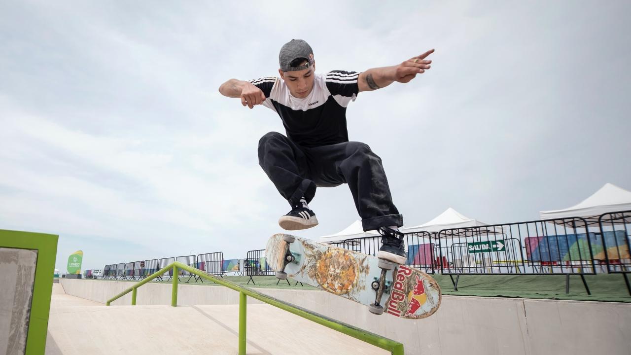 skater con la tabla girando en el aire