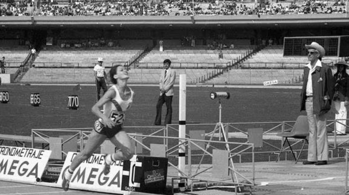 foto blanco y negro de la deportista Edith Noeding corriendo a la meta