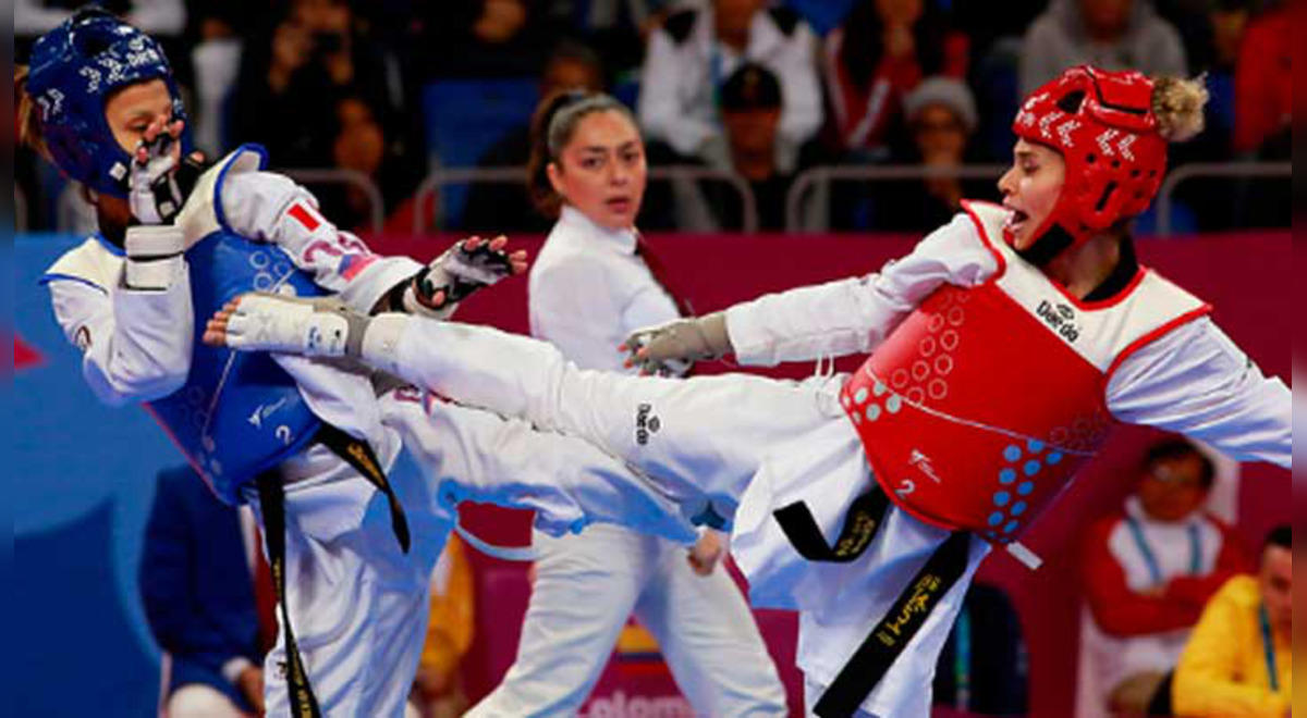 dos deportistas mujeres en un enfrentamiento de Tae Kwon Do