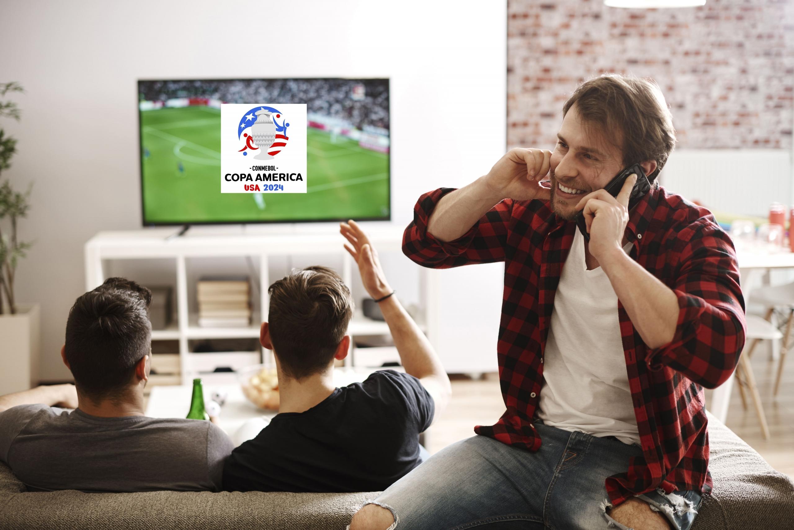 amigos mirando un partido de la copa america en la television