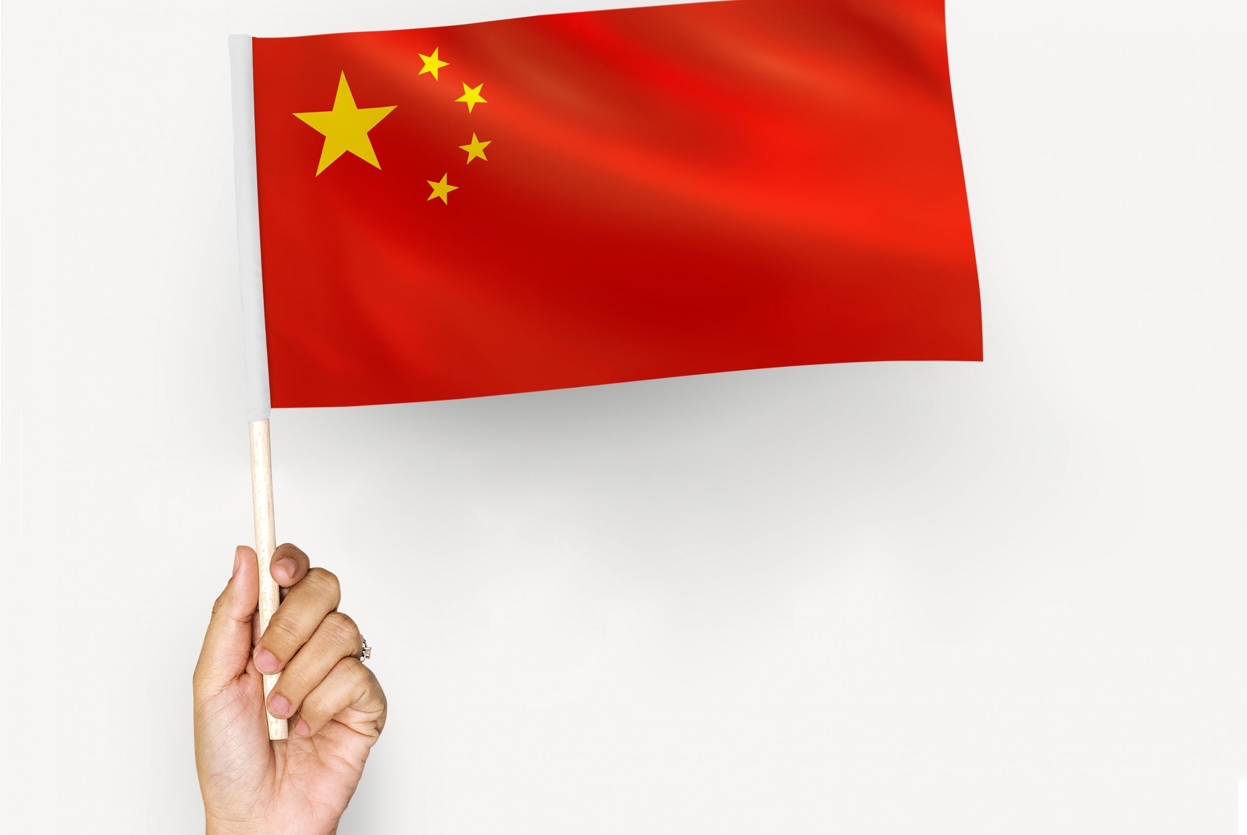 Mano sujetando bandera china