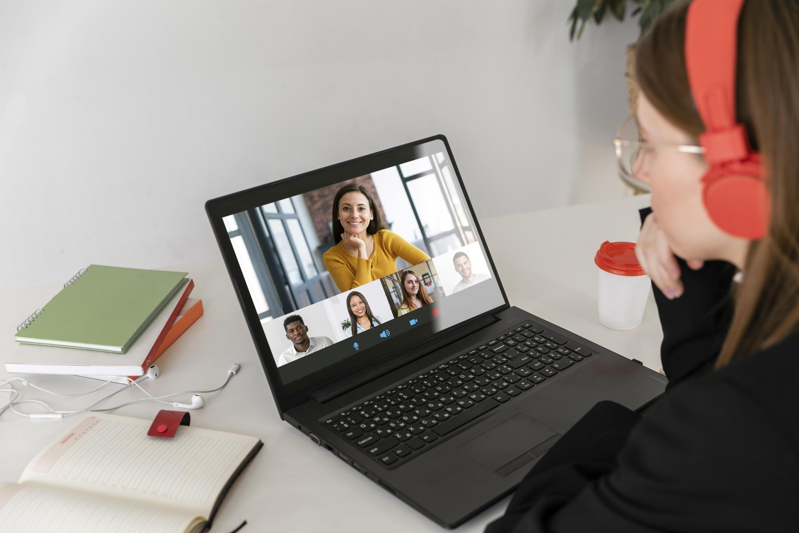 Alumna teniendo clase online de español