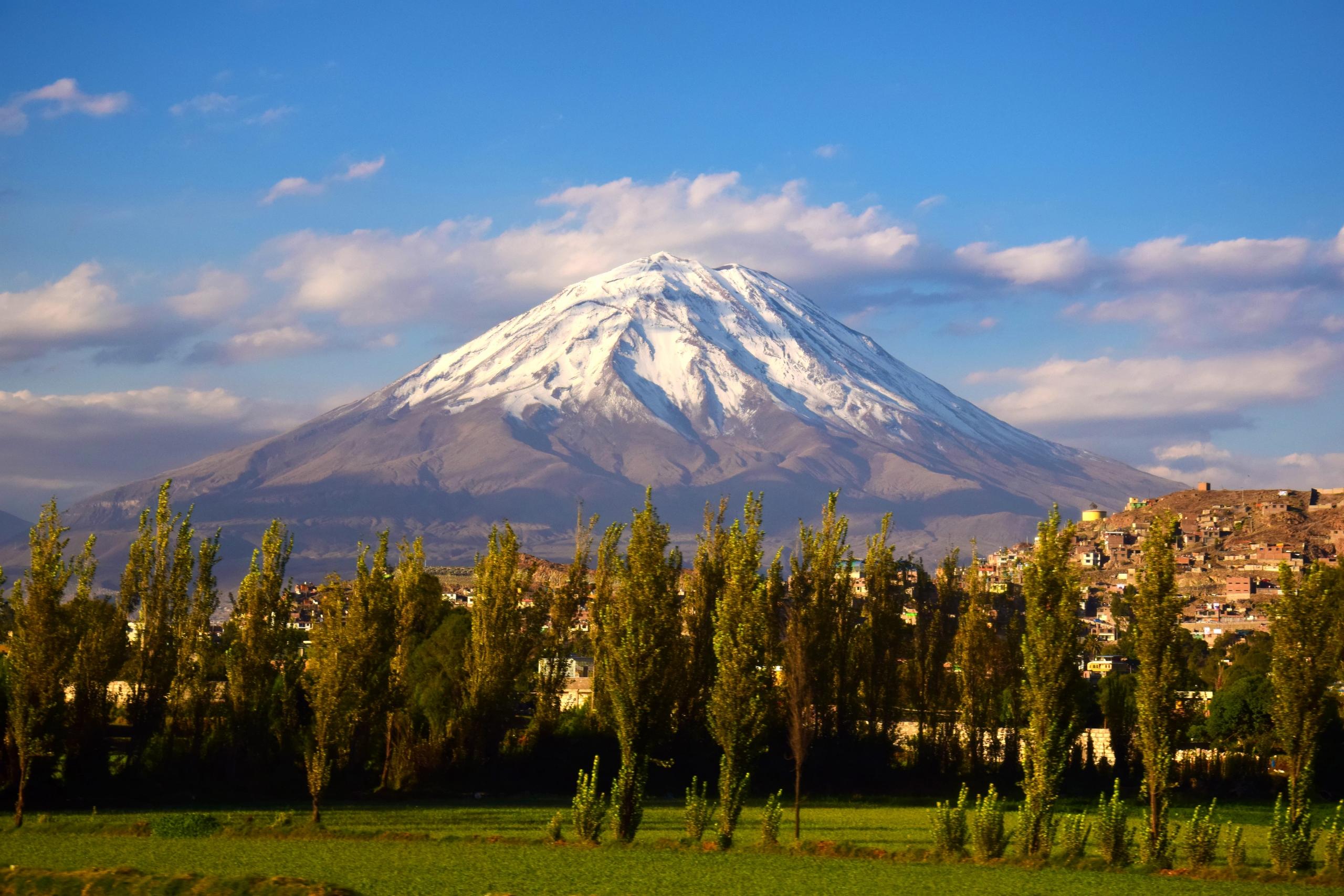 vista del volcán Misti desde un campo