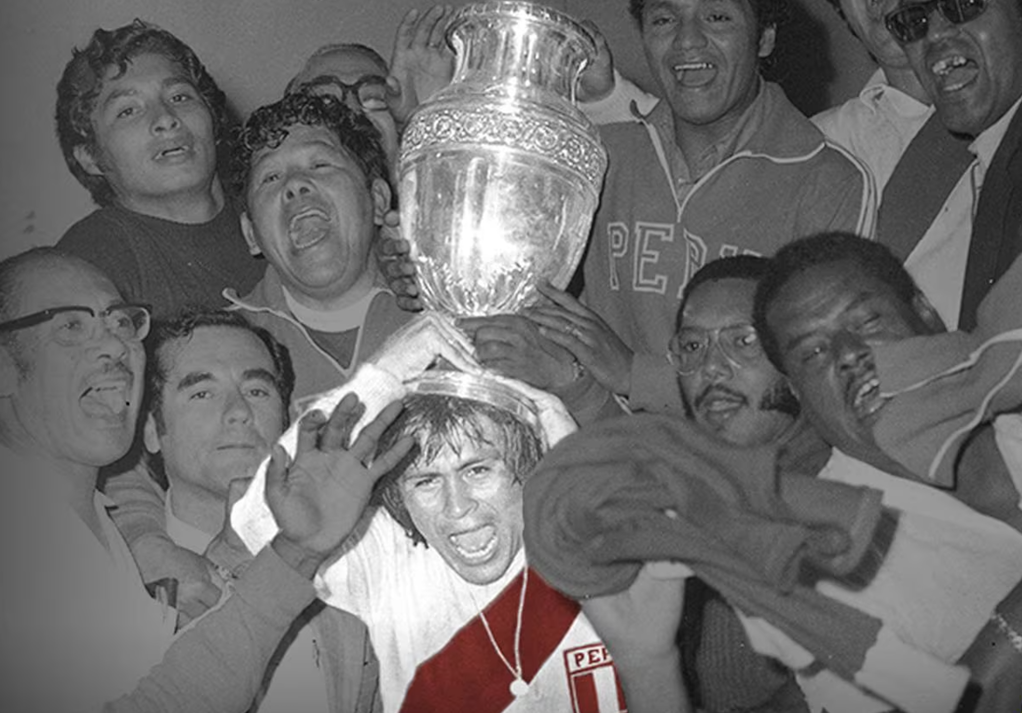 foto antigua del equipo peruano sosteniendo la copa ganada en Copa America 1975
