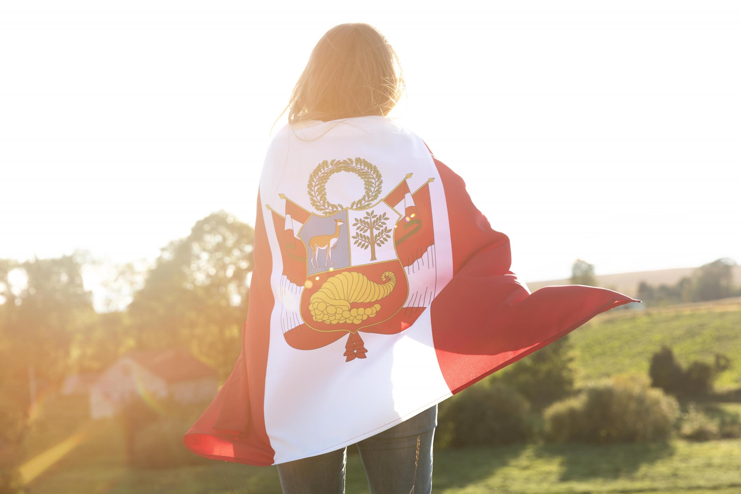 Señorita portando la bandera peruana