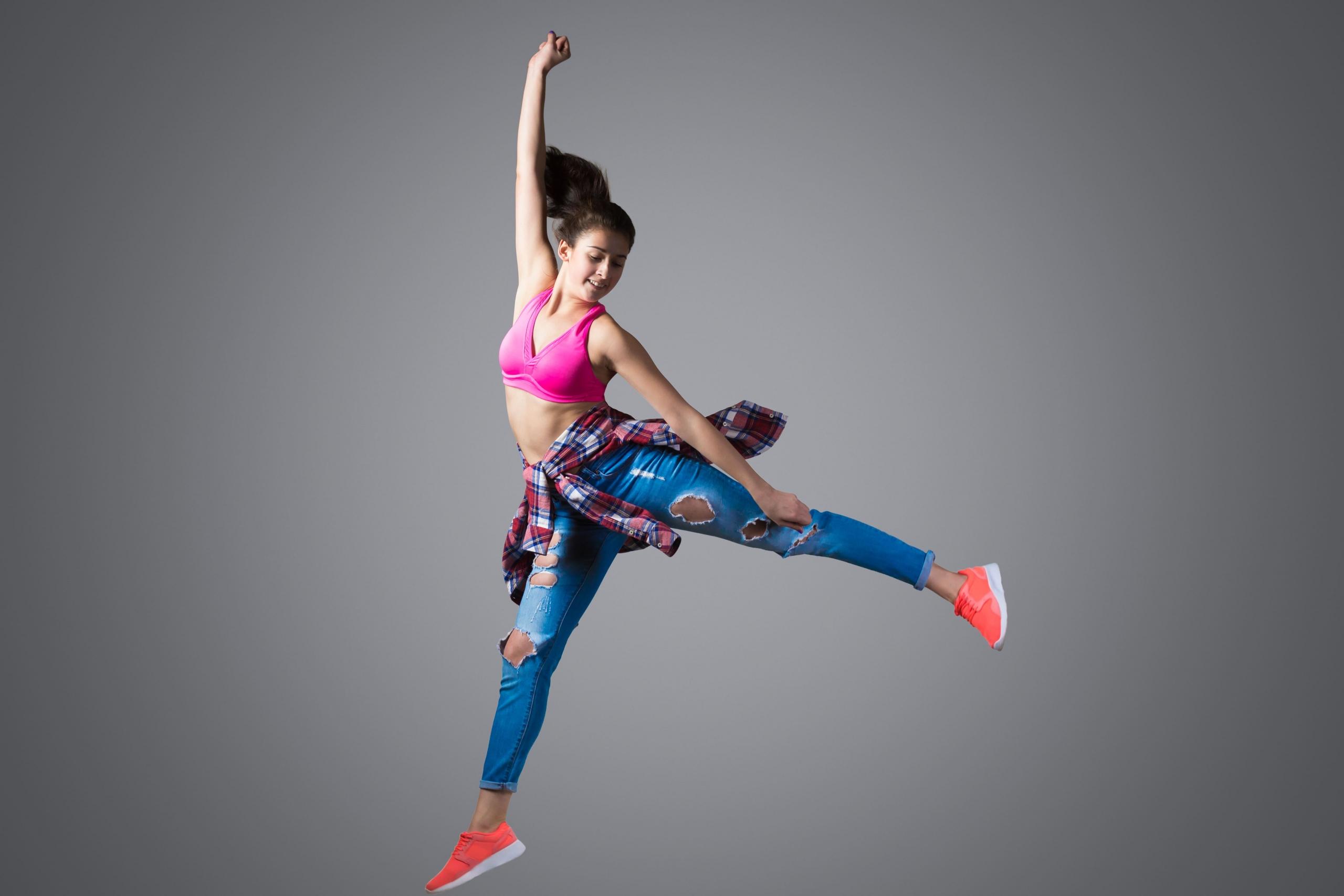 bailarina urban haciendo un salto en el aire