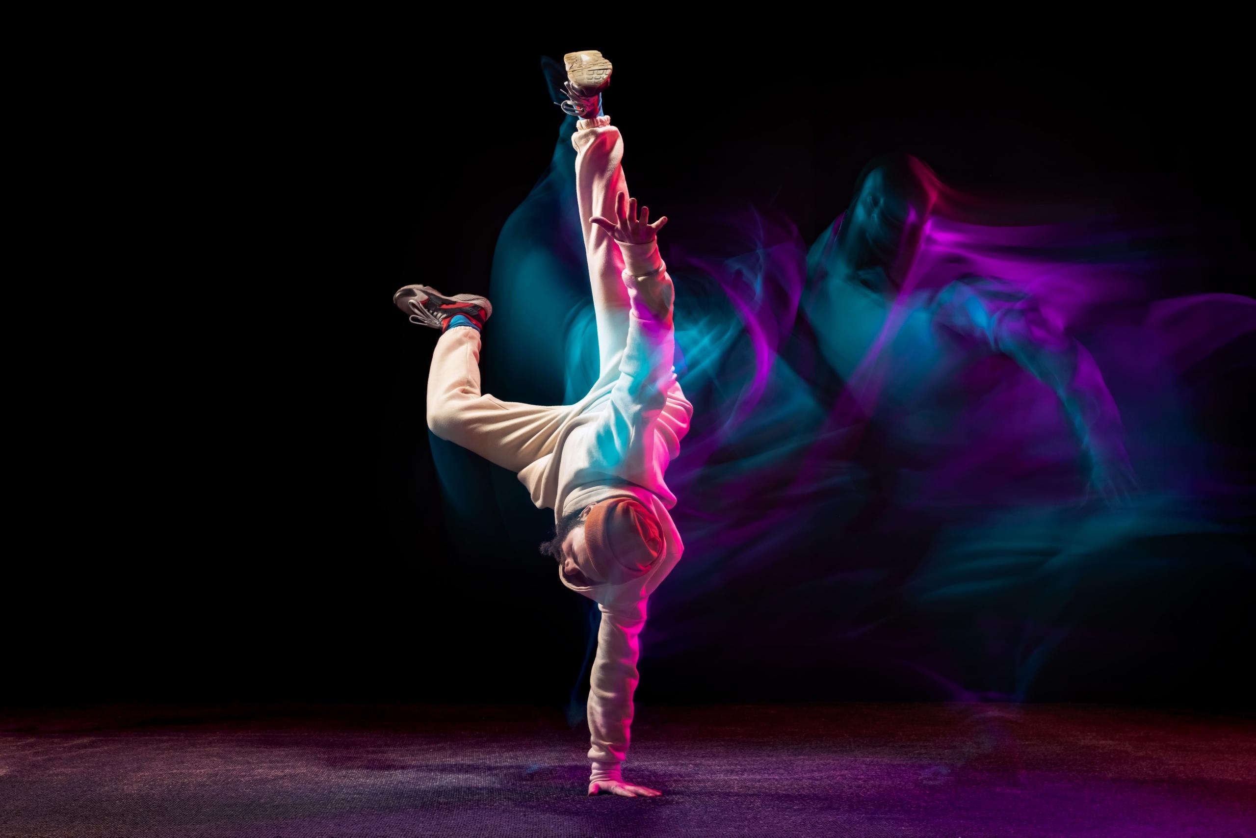 bailarín de breakdance con luces y efectos de movimiento alrededor de él